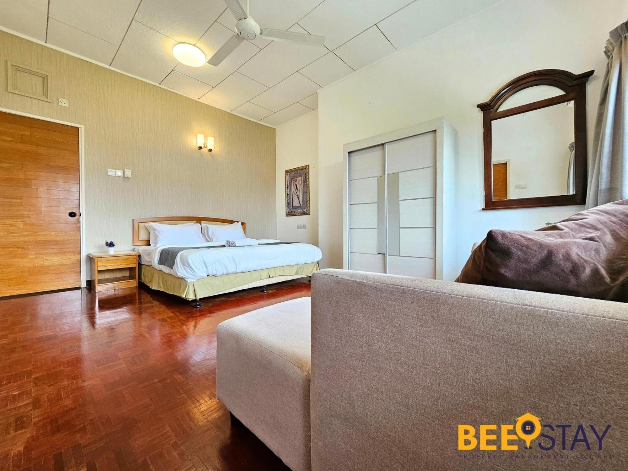 Bangsar Three Storey Luxury Landed House 19pax *