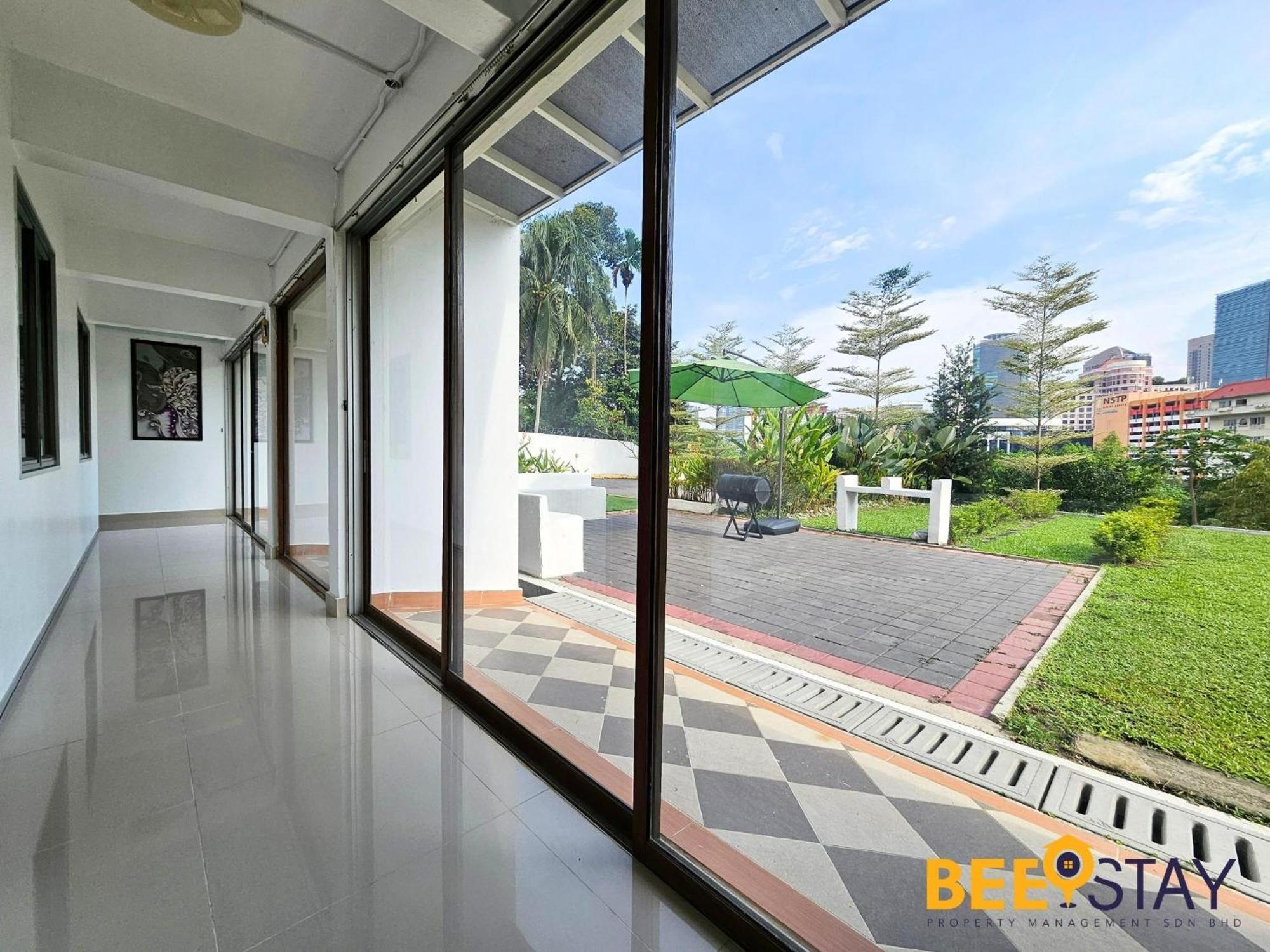 Bangsar Three Storey Luxury Landed House 19pax Vila