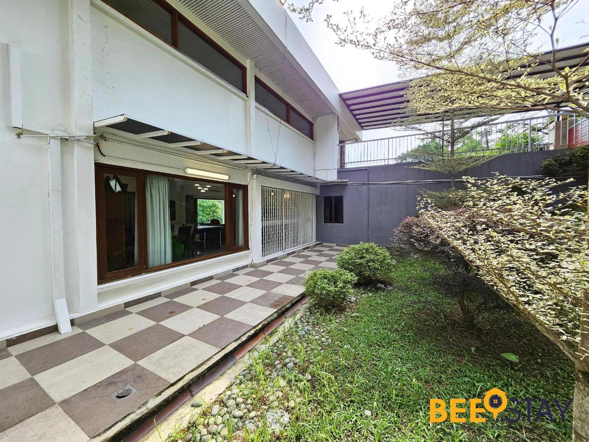 Bangsar Three Storey Luxury Landed House 19pax Vila